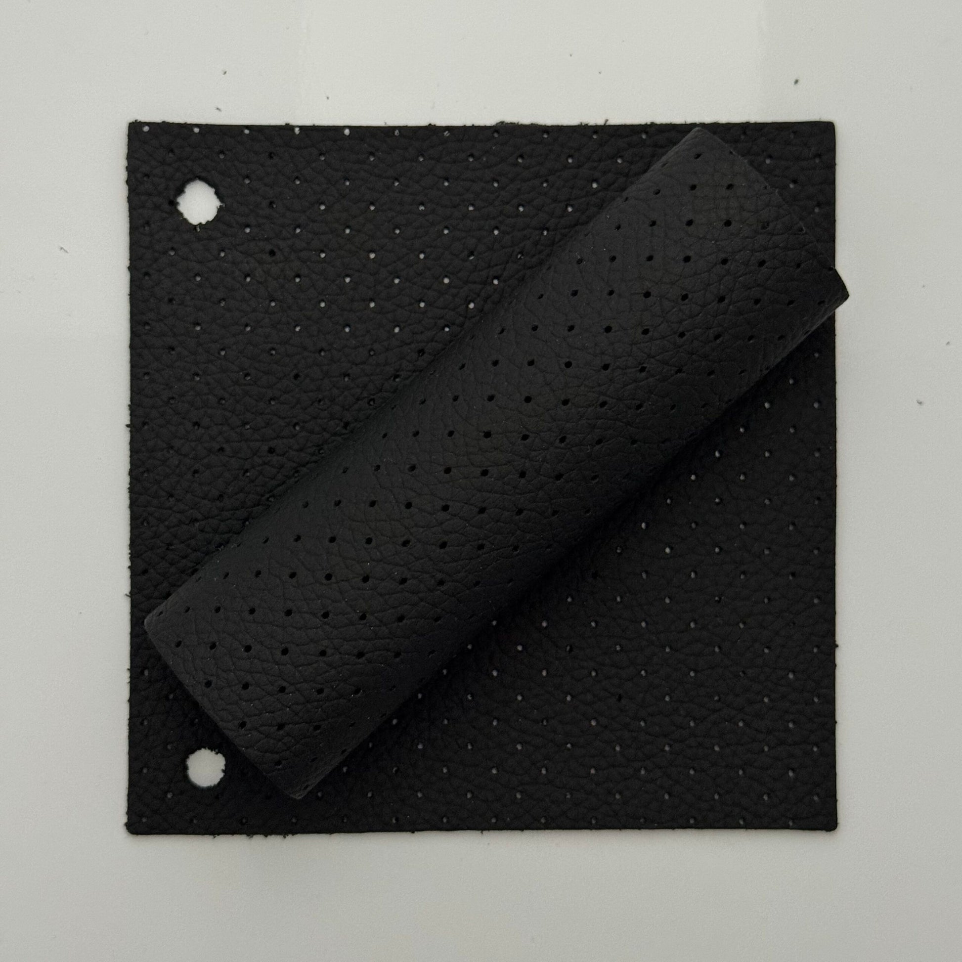 Perforiertes Autoleder MK1 Vienna schwarz – halbe und viertel Haut