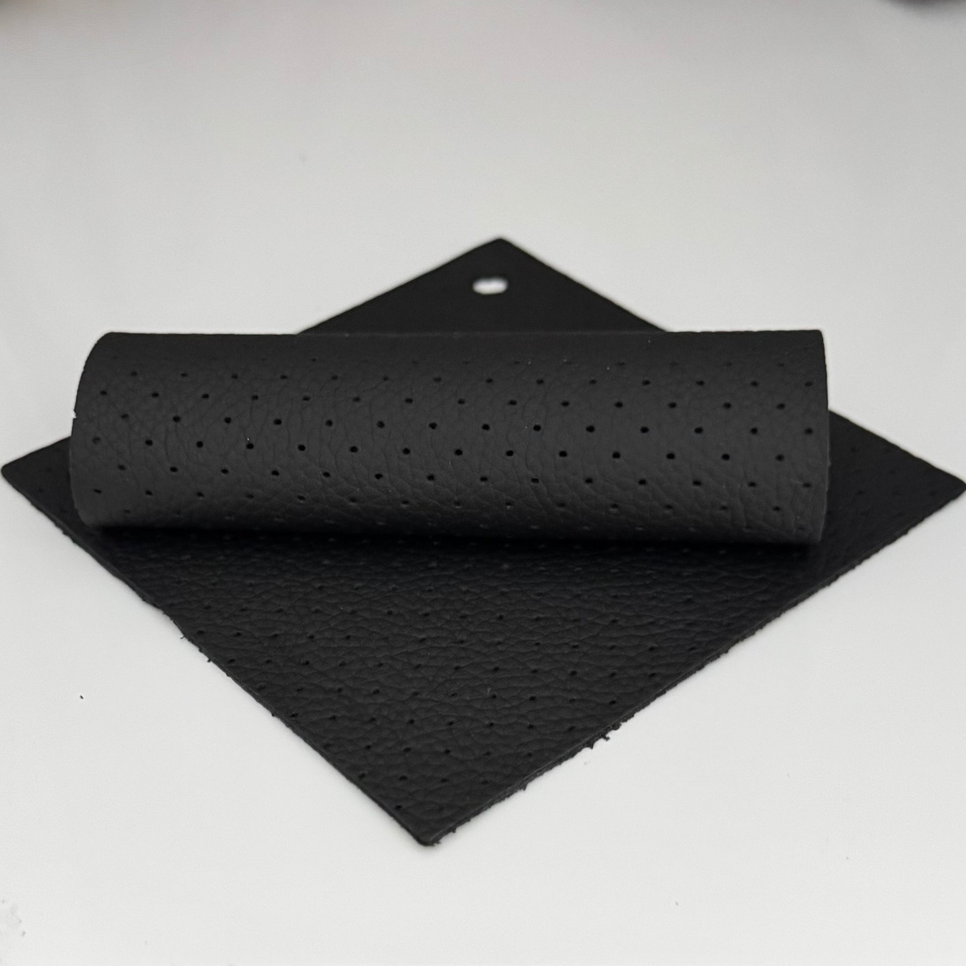 Perforiertes Autoleder MK1 Vienna schwarz – halbe und viertel Haut