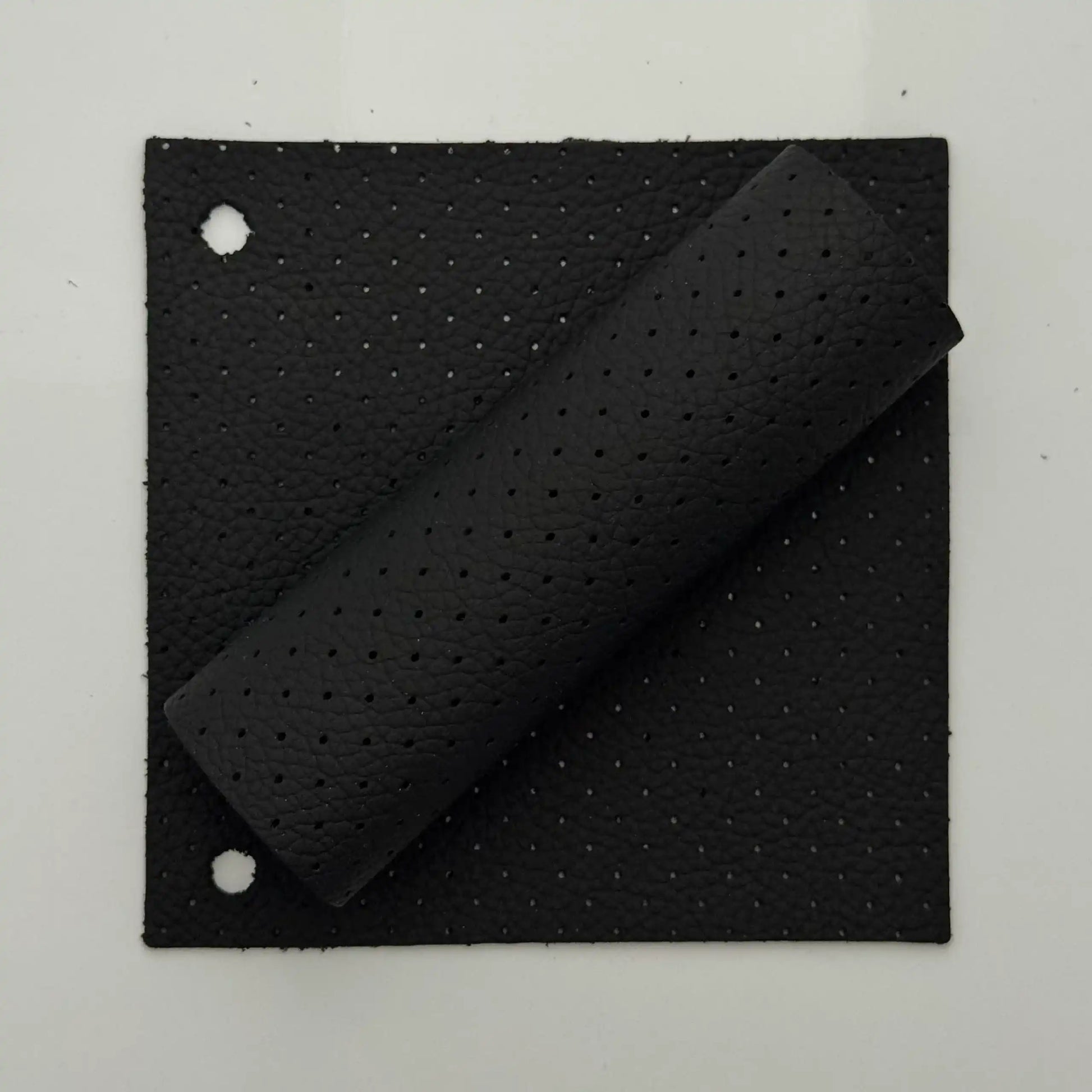 Perforiertes Autoleder MK1 Vienna schwarz – halbe und viertel Haut