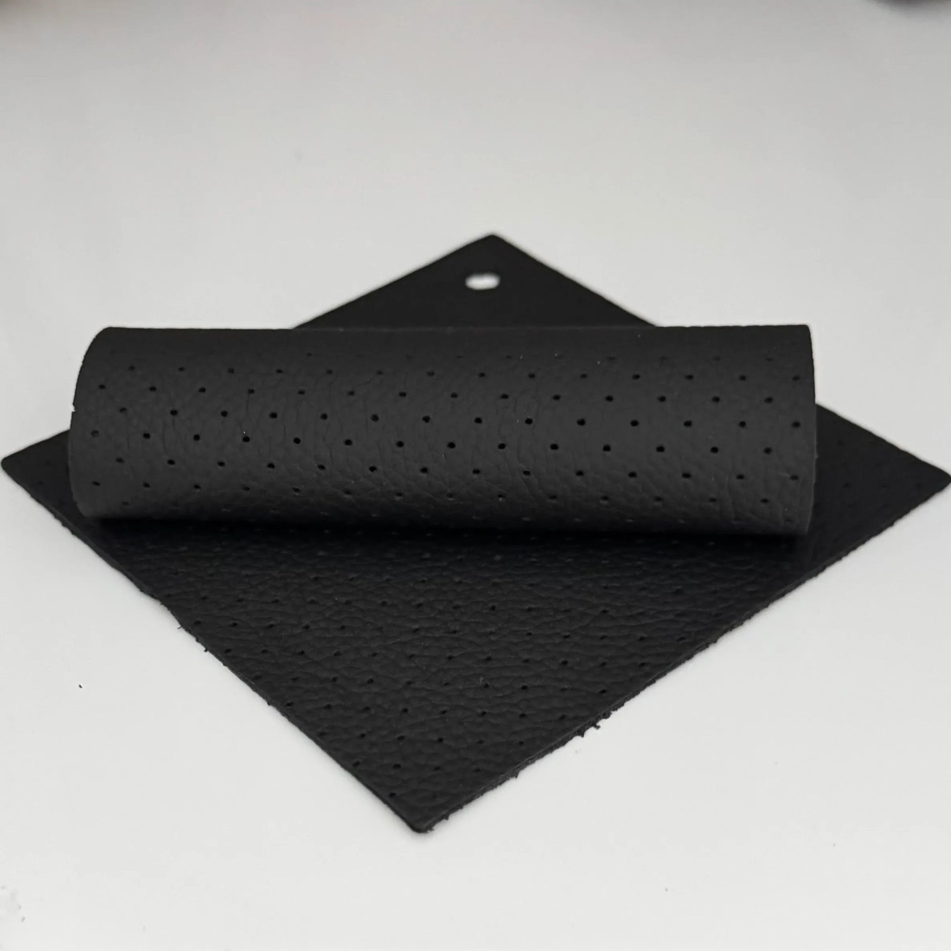 Perforiertes Autoleder MK1 Vienna schwarz – halbe und viertel Haut