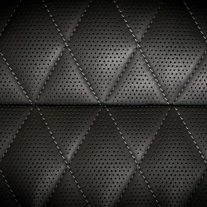Schwarzer Ledersitz mit Design