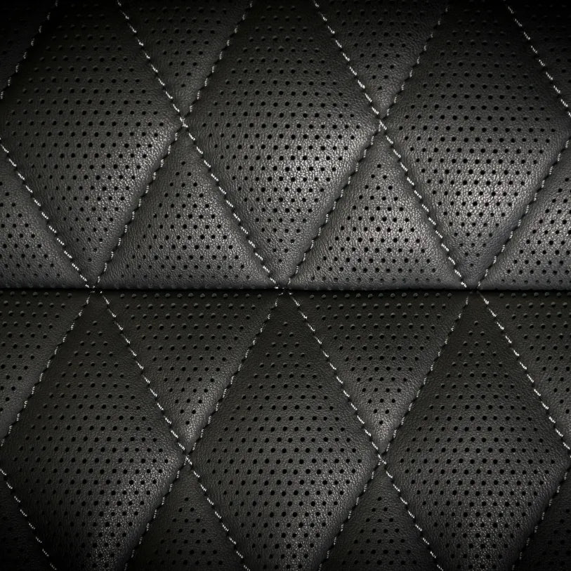 Schwarzer Ledersitz mit Design