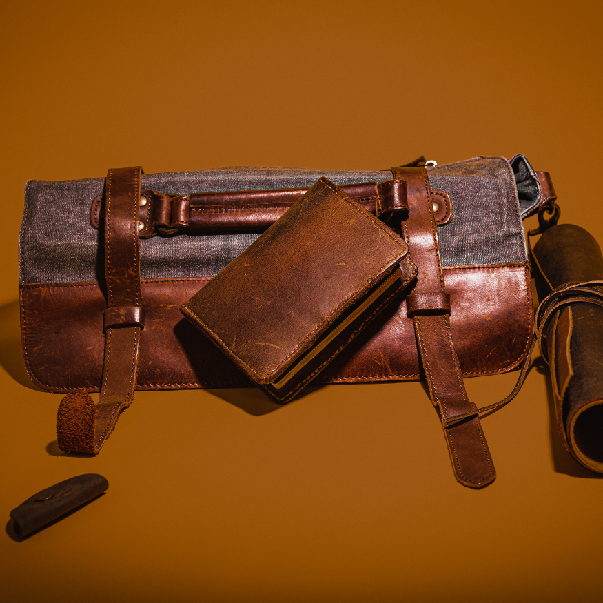 Eine Ledertasche und eine Geldbörse aus echtem Leder wurden ausgestellt.