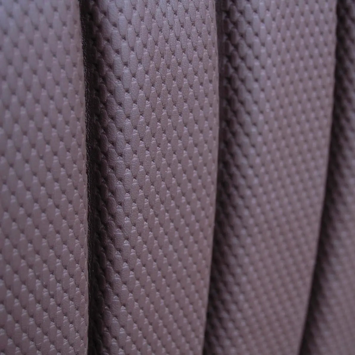 Dunkle Mercedes-Benz Flechtnarbe Lederperforation für Oldtimer-Innenausstattungen