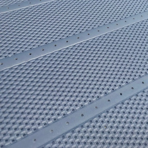 Detailansicht der originalgetreuen Mercedes-Benz Flechtnarbe Lederperforation