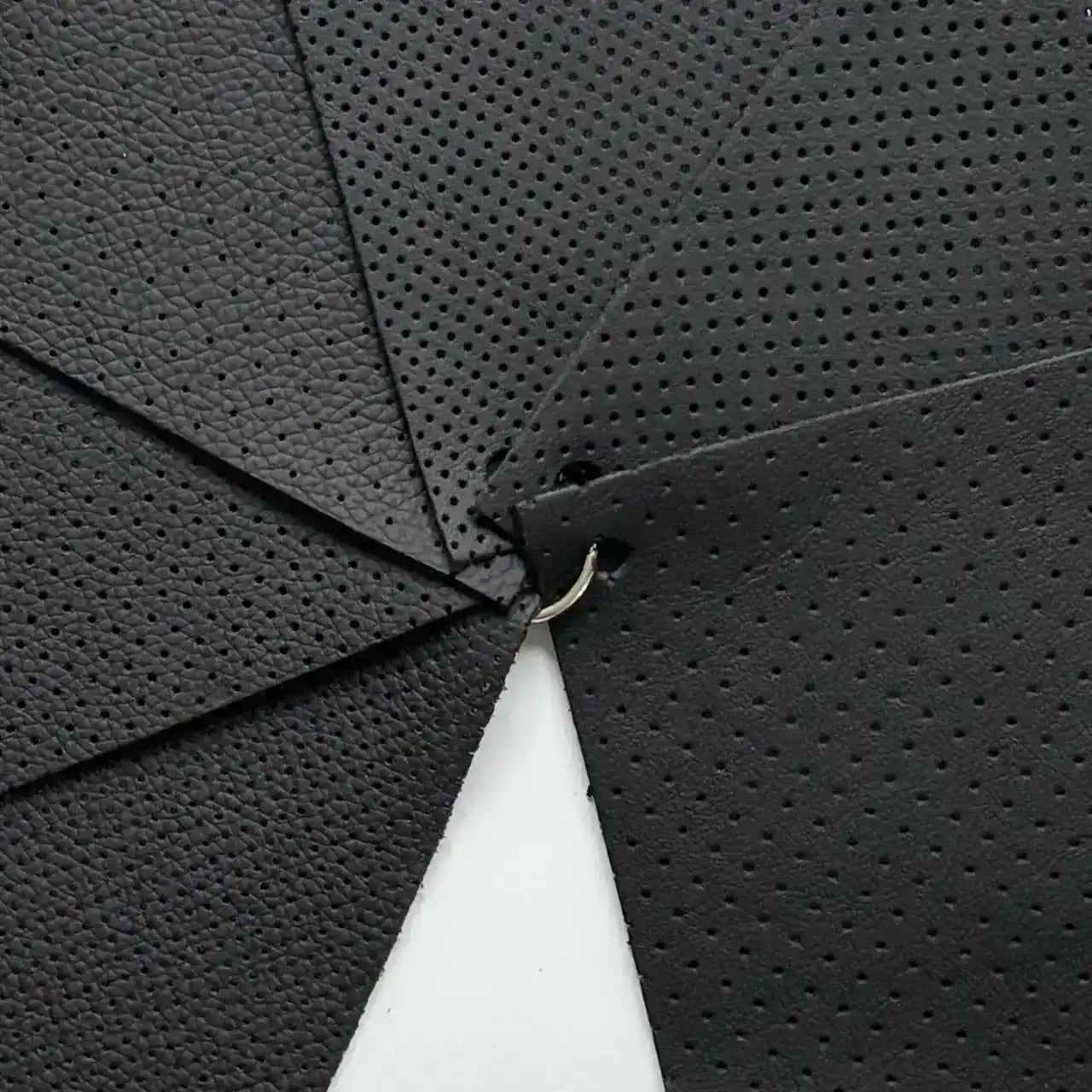 Nahaufnahme perforiertes Autoleder – verschiedene Strukturen im Detail